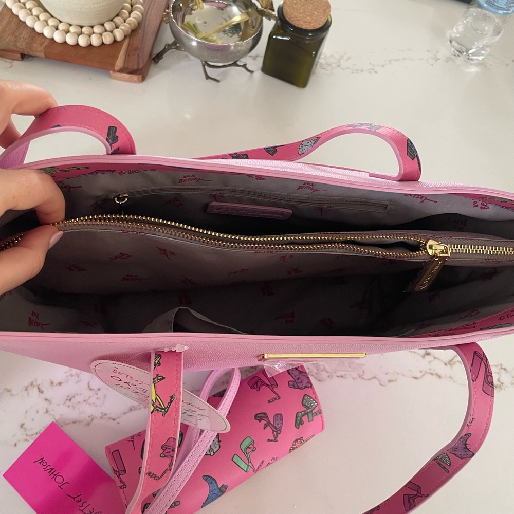 πNEW Betsey Johnson Pink Tote Bag With Glasses Case In Cute Shoe Print - Picture 5 of 10